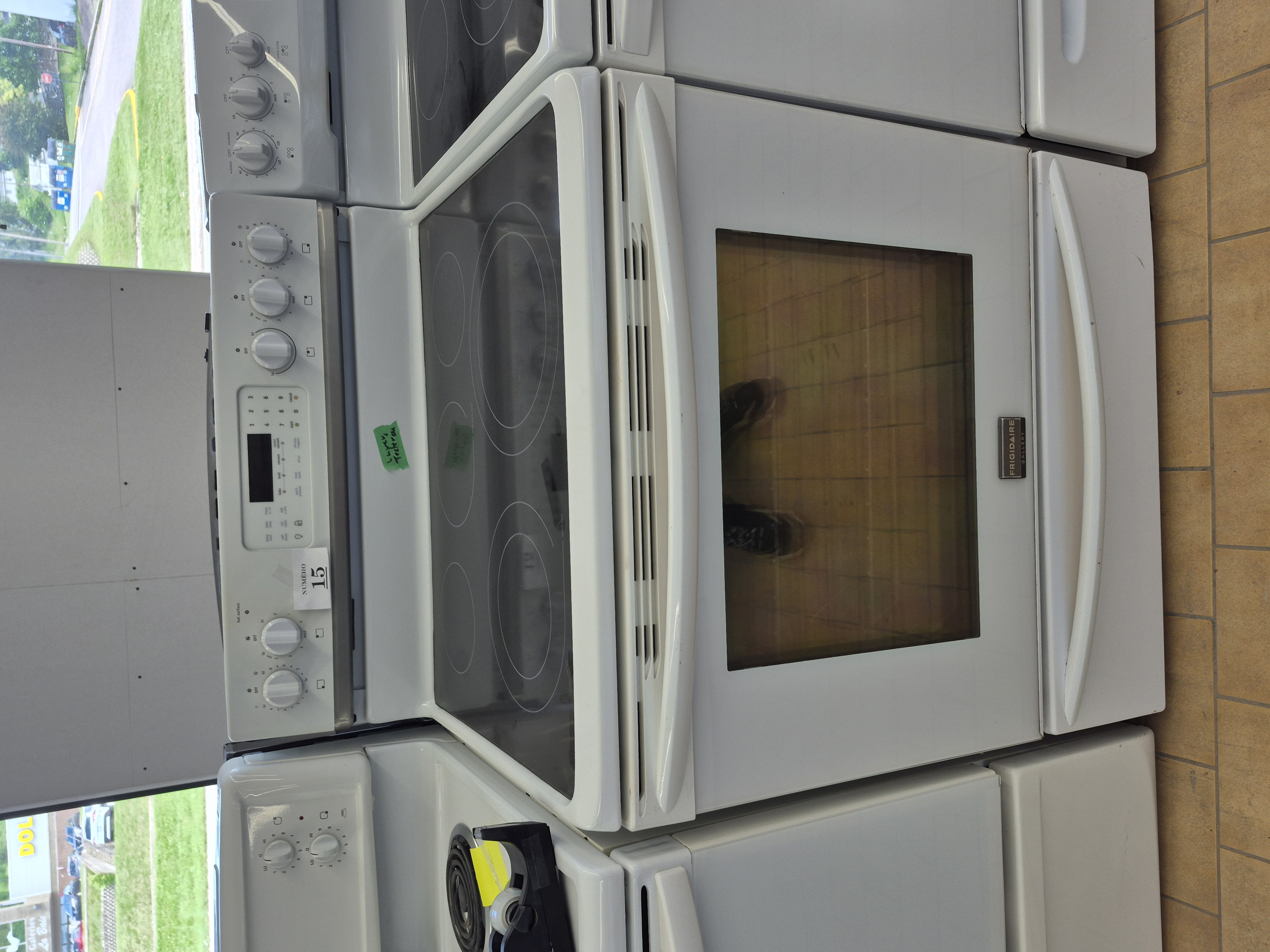 #15 Cuisinière frigidaire vitroceramique